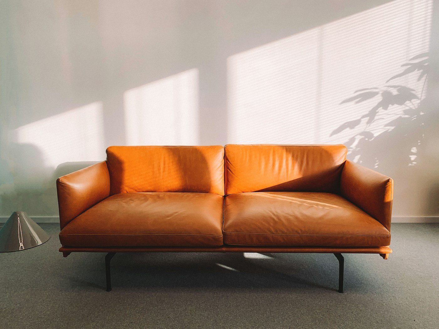Chambre Japandi avec lit minimaliste et bois naturel