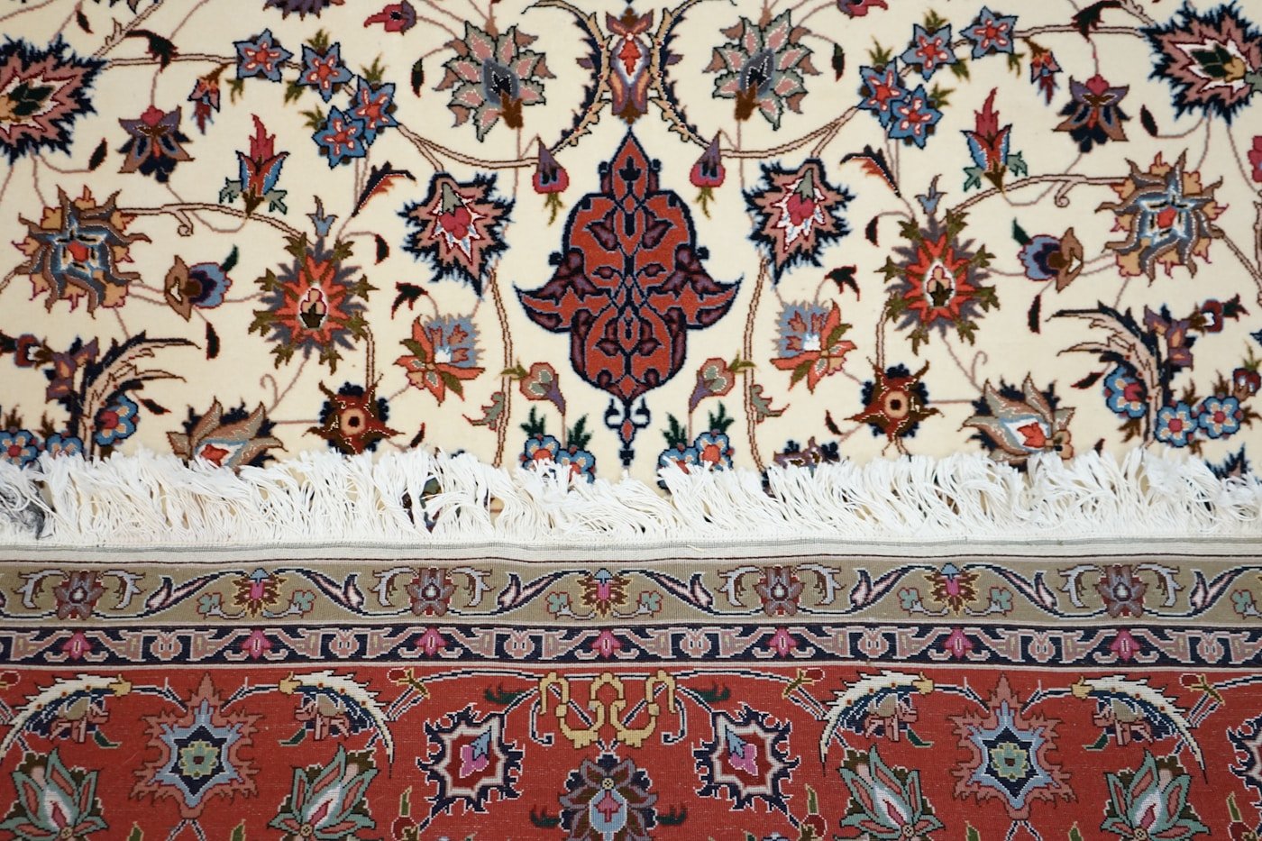 Salon contemporain avec grand tapis clair et mobilier scandinave