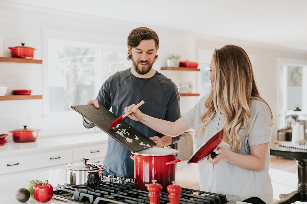 Cuisine moderne avec plan de travail en travertin et crédence assortie